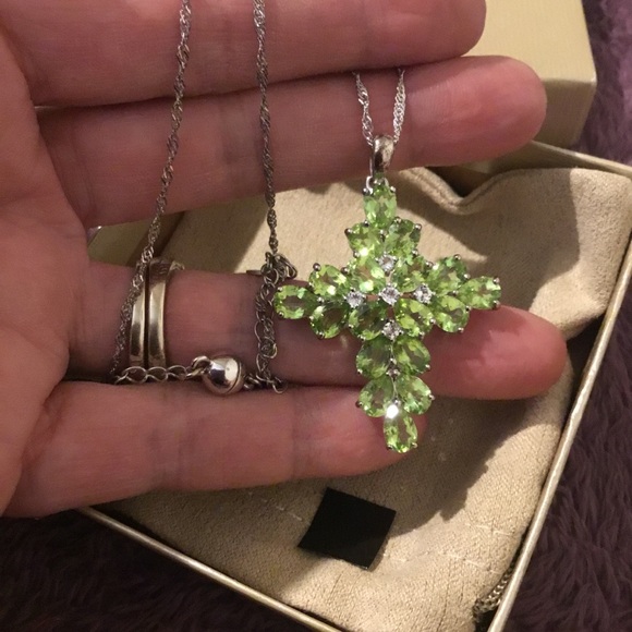 New 13.14 TCW Manchurian Peridot & 0.40TW White Topaz Rhodium/925 Cross Necklace - Picture 14 of 16